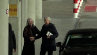 Mario Vargas Llosa abandonando Madrid.