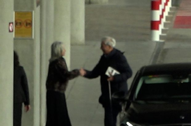 Mario Vargas Llosa abandonando Madrid / Gtres