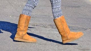 Elena Furiase caminando con unas botas UGG. / Gtres
