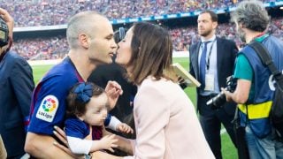 Iniesta besa a su mujer con uno de sus hijos en brazos. (Foto: Gtres)