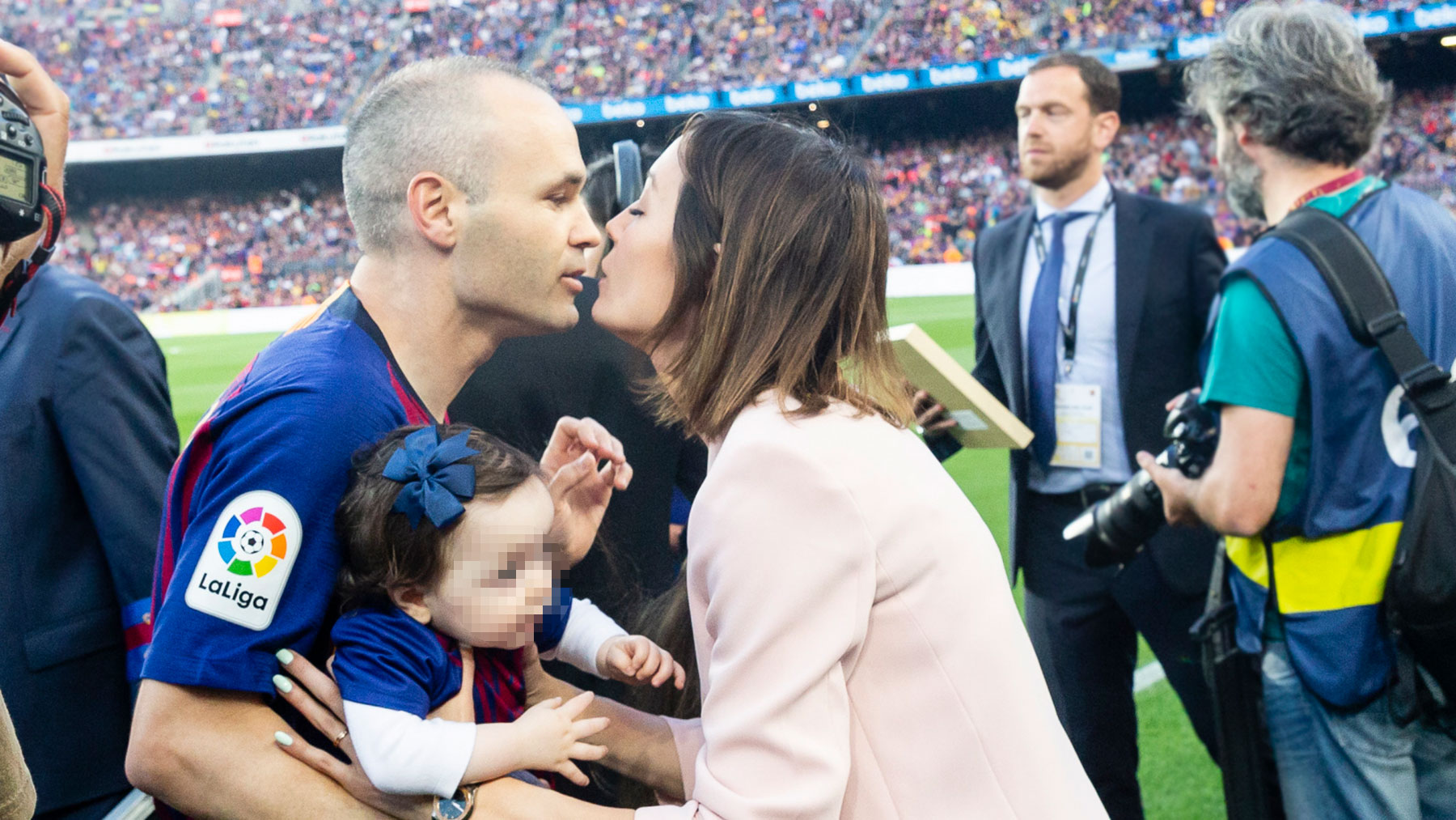 Iniesta besa a su mujer con uno de sus hijos en brazos / Gtres