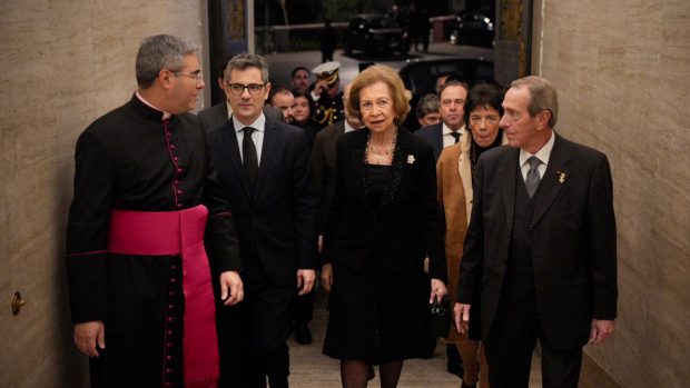La Reina Sofía en la capilla ardiente de Benedicto XVI. / Gtres