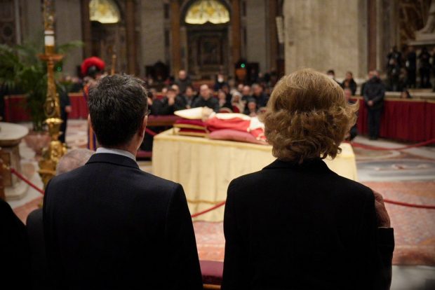 La Reina Sofía en la capilla ardiente de Benedicto XVI. / Casa Real