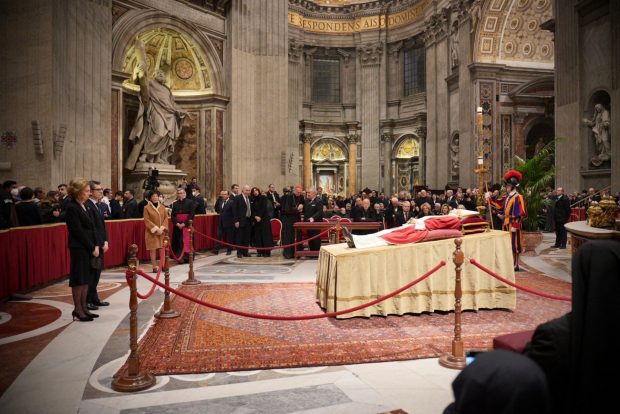 La Reina Sofía en la capilla ardiente de Benedicto XVI. / Casa Real
