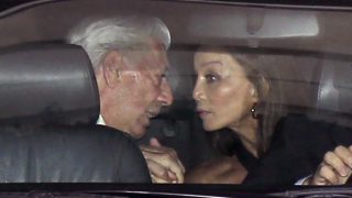 Isabel Preysler y Mario Vargas Llosa en un coche. / Gtres