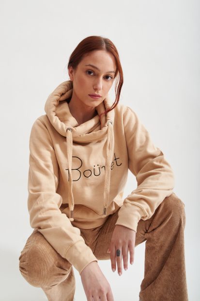 Modelo con sudadera beige. / Boüret