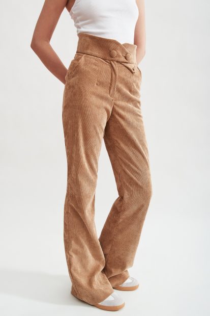 Pantalón de pana beige. / Boüret