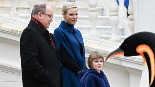 Alberto, Charlene y Gabriela de Mónaco en un evento. / Gtres