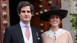 Fernando Fitz-James junto a su esposa Sofía Palazuelo en una boda. / Gtres