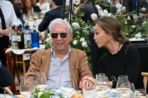Isabel Preysler y el escritor Mario Vargas Llosa durante un evento / Gtres