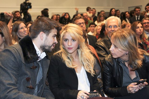 Piqué, Shakira y Montserrat Bernabeu hablando / Gtres