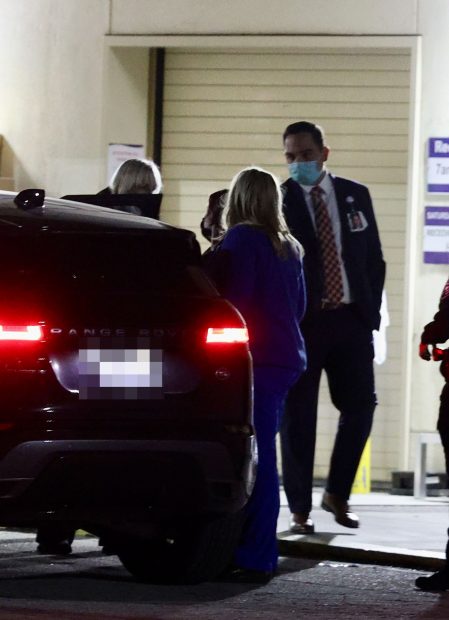 Priscila Presley llegando al hospital para ver a su hija Lisa Marie. / Gtres