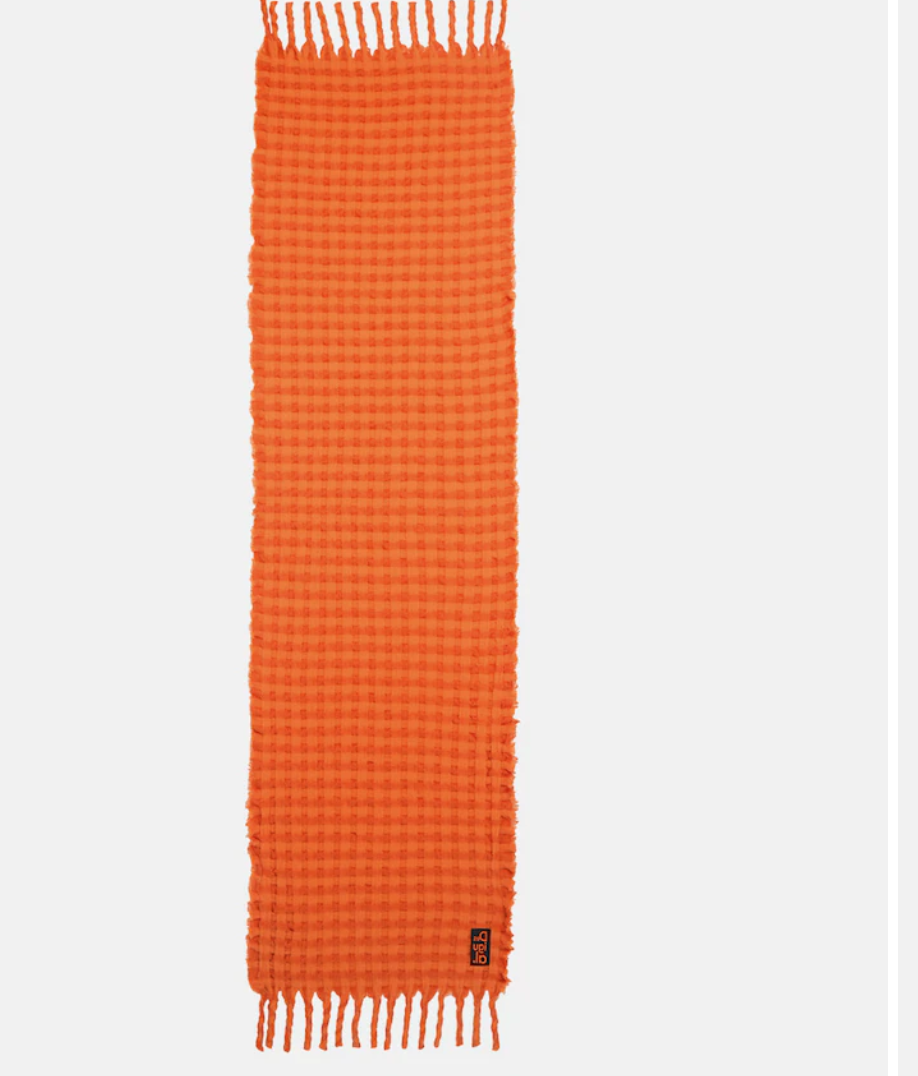 Así es la bufanda naranja de El Corte Inglés que se ha convertido en el producto estrella en las rebajas