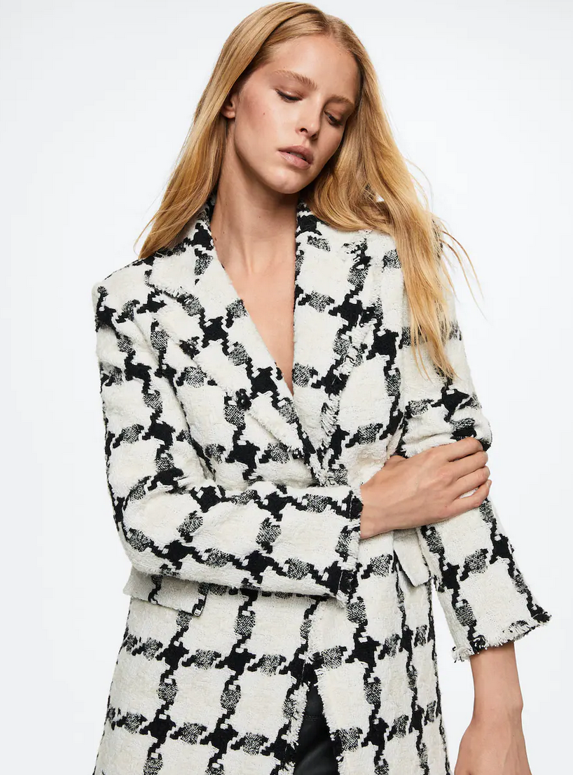 Este abrigo de Mango lo está petando en rebajas: puedes utilizarlo como blazer