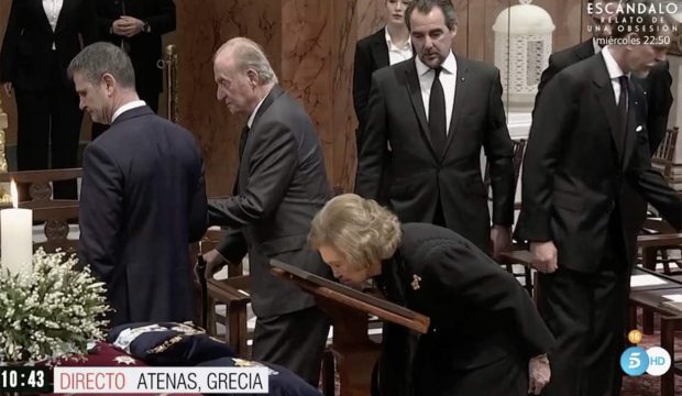 Doña Sofía besando una fotografía de su hermano / Telecinco