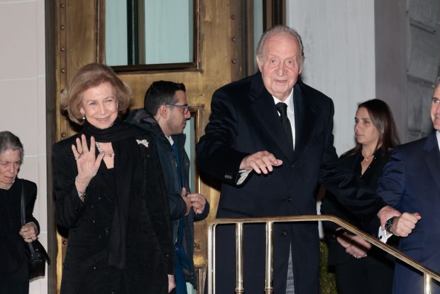 Doña Sofía y don Juan Carlos saludando en Grecia / Gtres