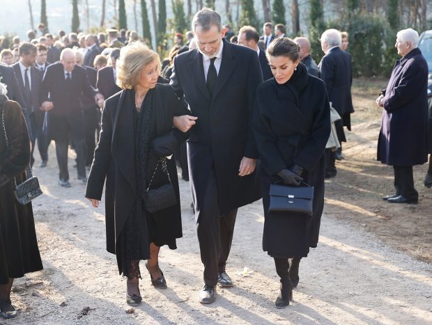 El Rey Felipe junto a Doña Sofía y la Reina Letizia en el entierro de Constantino de Grecia. / Gtres