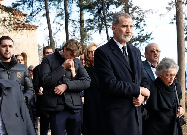 Pablo Urdangarin besando la mano de la Infanta Cristina durante el entierro de Constantino de Grecia. / Gtres