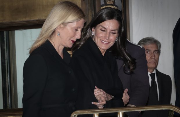 La Reina Letizia junto a Marie Chantal en el funeral de Constantino.  / Ges