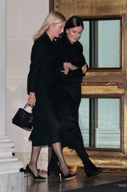 La Reina Letizia junto a Marie Chantal en el funeral de Constantino.  / Ges