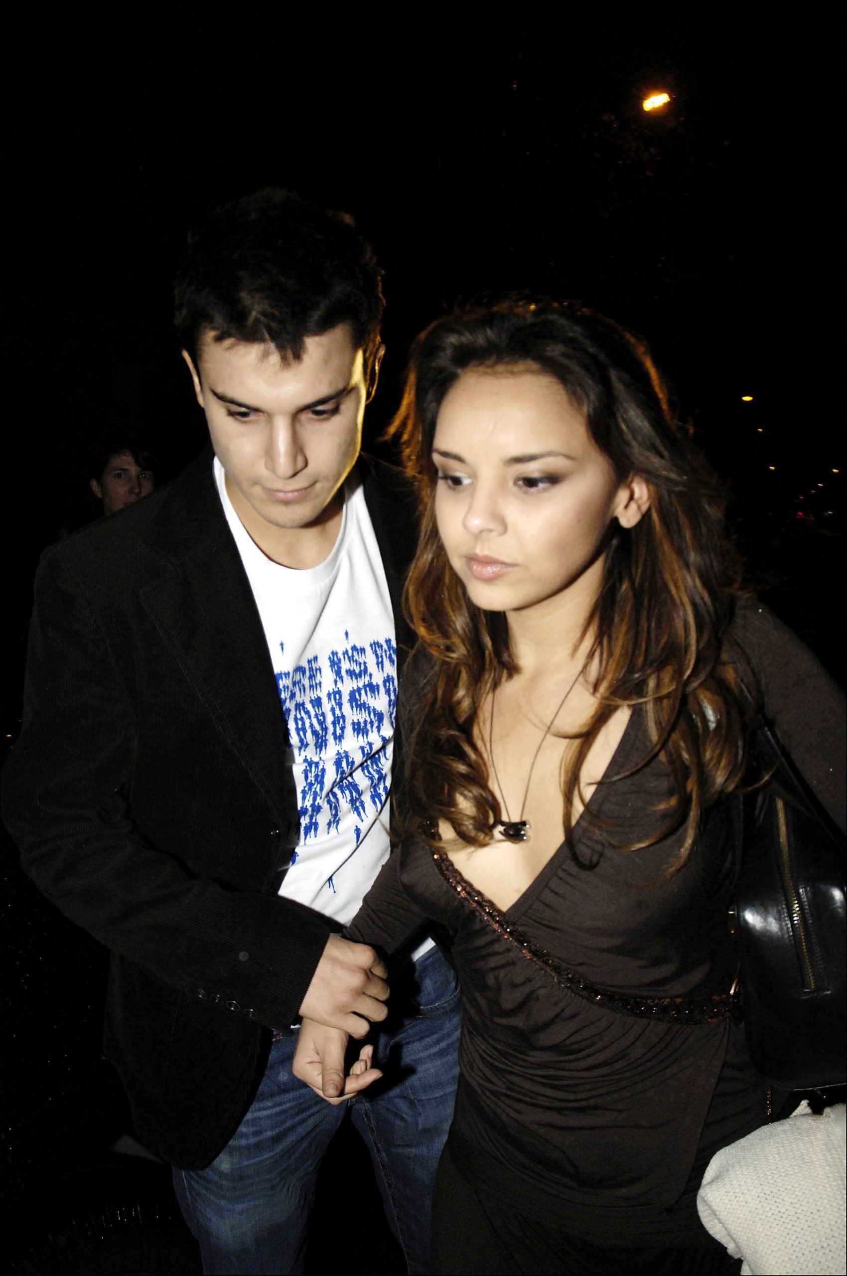 Chenoa y Álex González caminando. (Foto: Gtres)