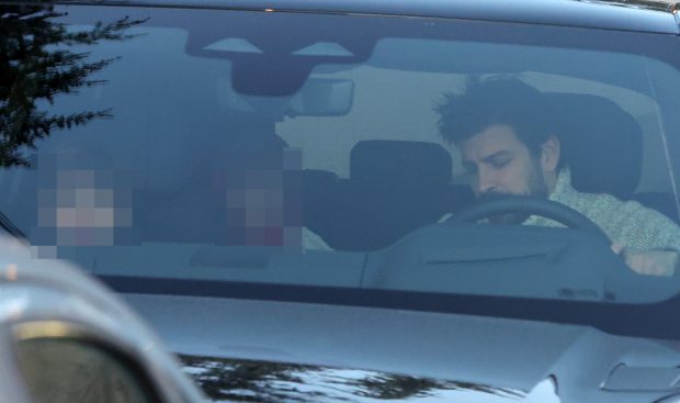 Gerard Piqué en su coche junto a sus hijos. / Gtres