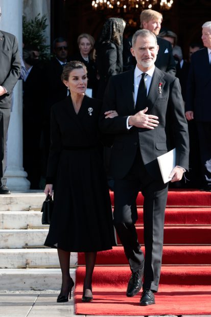 La Reina Letizia luciendo medias negras en el funeral de Constantino de Grecia / Gtres