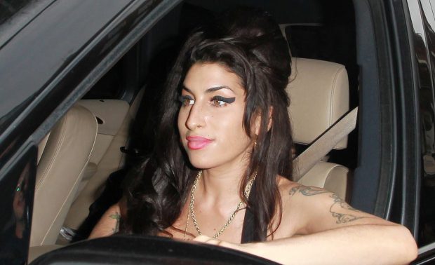 Amy Winehouse haciendo uso del delineado 'cat eye'. / Gtres