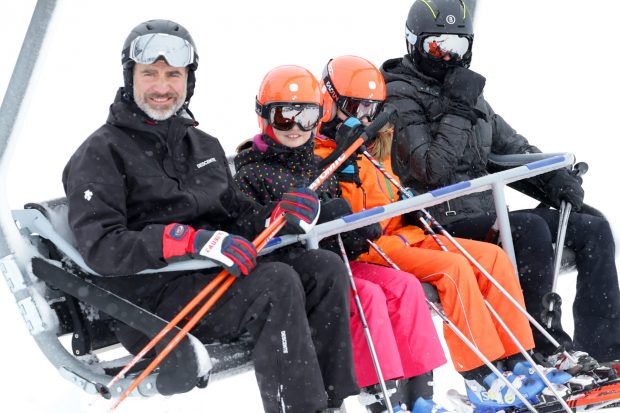 Felipe, Letizia, Sofía y Leonor esquiando 2017 / Gtres