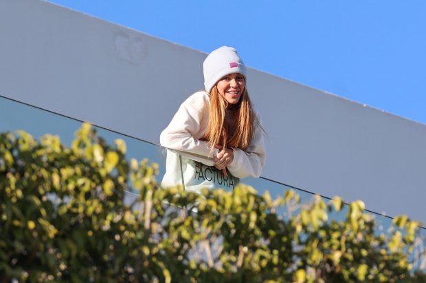 Shakira sale al balcón a saludar a sus fans / Gtres