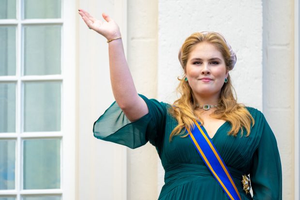 Amalia de Holanda saludando / Gtres