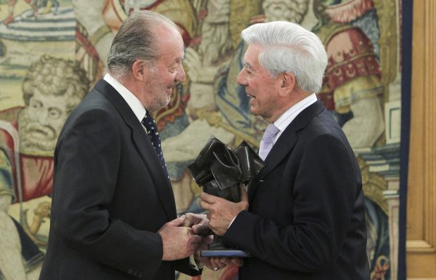 Juan Carlos I y Mario Vargas Llosa saludándose. / Gtres