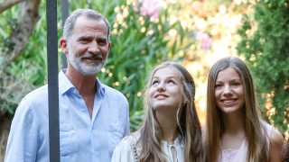 El Rey Felipe con sus hijas. / Gtres