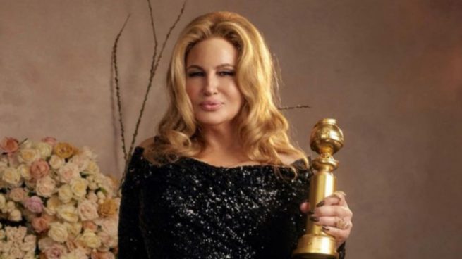 Sfera lo peta con este vestido al puro estilo Jennifer Coolidge