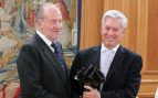 Juan Carlos I y Mario Vargas Llosa en la entrega de un premio. / Gtres