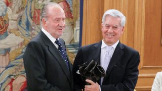 Juan Carlos I y Mario Vargas Llosa en la entrega de un premio. / Gtres
