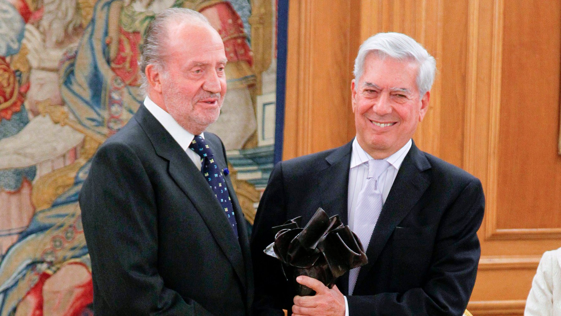 Juan Carlos I y Vargas Llosa un visado, un marquesado y una invitación