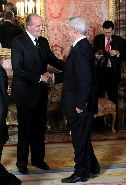 Juan Carlos I y Mario Vargas Llosa en una audiencia. / Gtres