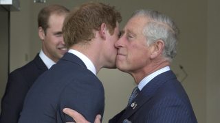 El Rey Carlos dando un beso al príncipe Enrique. / Gtres