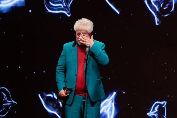 Almodóvar llorando en los Premios Feroz / Gtres