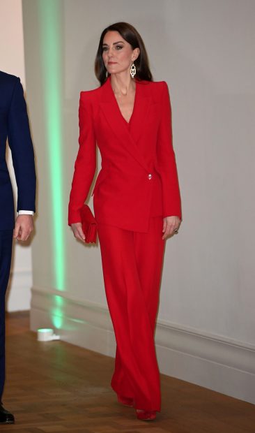 Kate Middleton con un traje rojo / Gtres