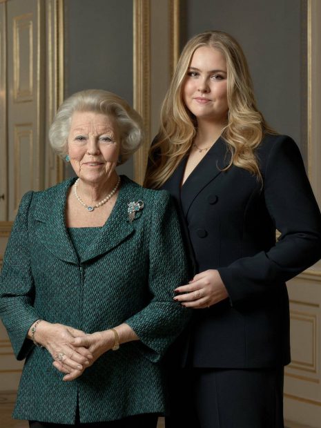 Beatriz y Amalia de Holanda en un posado. / Casa Real de Holanda