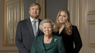 Guillermo Alejandro, Beatriz y Amalia de Holanda. / Casa Real de Holanda