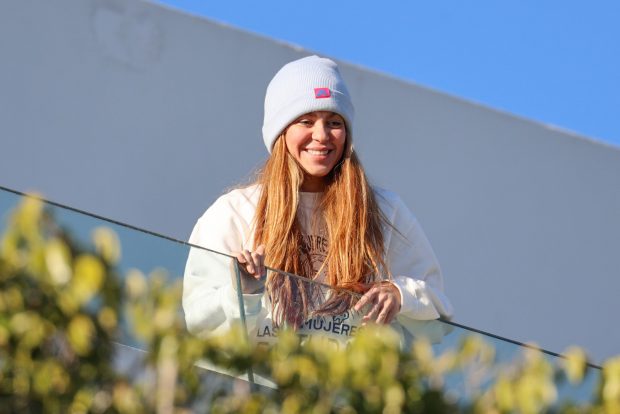 Shakira saludando a sus fans desde el balcón / Gtres