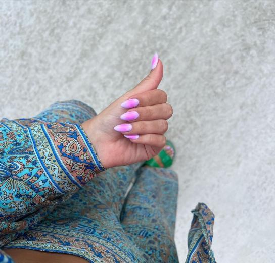 Las uñas de Laura Escanes que triunfan este 2023: con efecto degradado y en todos los colores