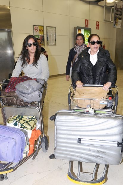 Anabel Pantoja y su tía Isabel en un aeropuerto / Gtres