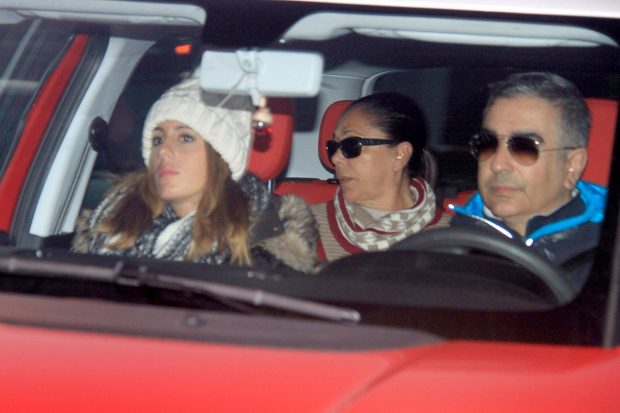 Isabel Pantoja, Agustín y Anabel en un coche / Gtres