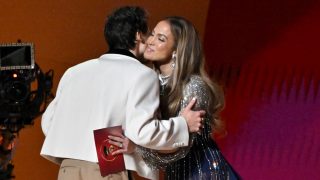 Jennifer Lopez y Harry Styles en los Premios Grammy. / Gtres