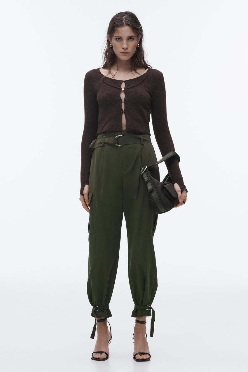 El pantalón cargo metalizado de Zara asegura un look de 10