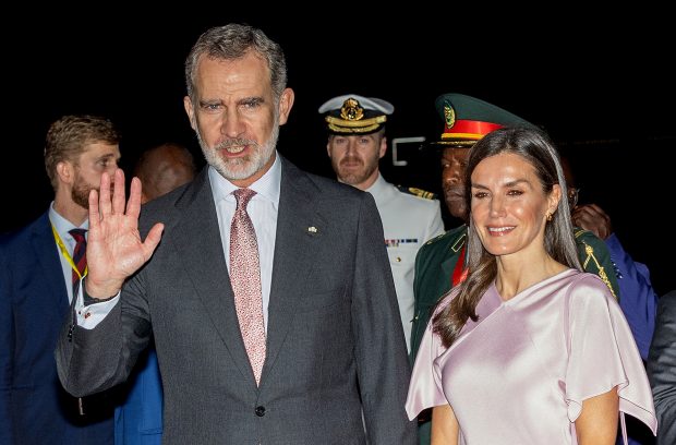 Los Reyes de España en su aterrizaje en Angola. / Gtres